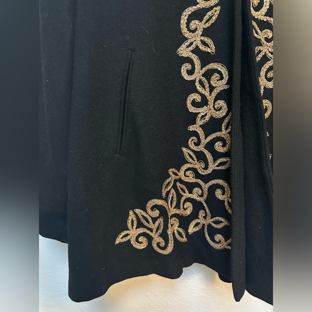 Vintage Made In USA Black Cape with Gold Embroidery and pockets - Picture 4 of 7